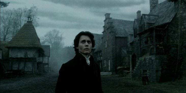 Escena de la película El jinete sin cabeza, Johnny Depp vestido don ropa colonial, asustado en medio de una pueblo