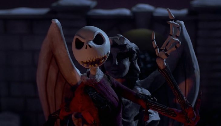 Escena de la película El extraño mundo de Jack, Jak Skellington sonriendo sobre una fuente de agua