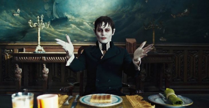 Escena de la película Sombras tenebrosas, Barnabas el vampiro sentado frente al comedor