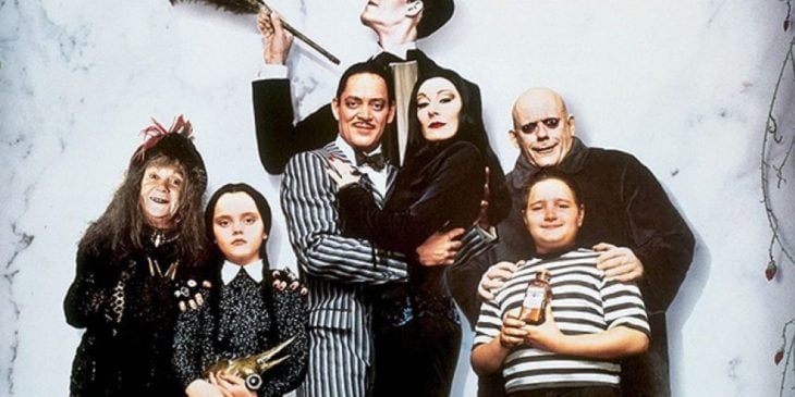 Escena de la película Los locos Addams, Los locos Addams posando para una fotografía familiar