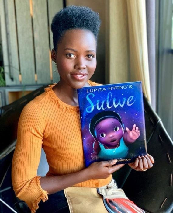 Lupita Nyong'o con su libro Sulwe