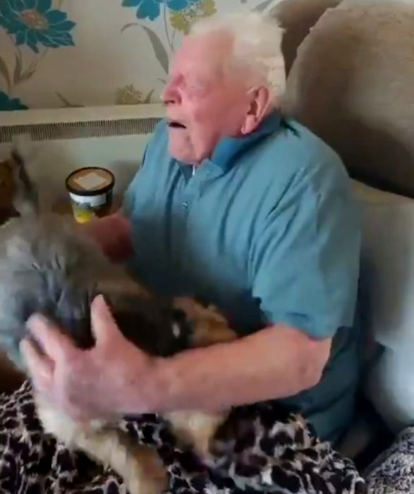 Abuelito se reencuentra con su perro después de salir del hospital
