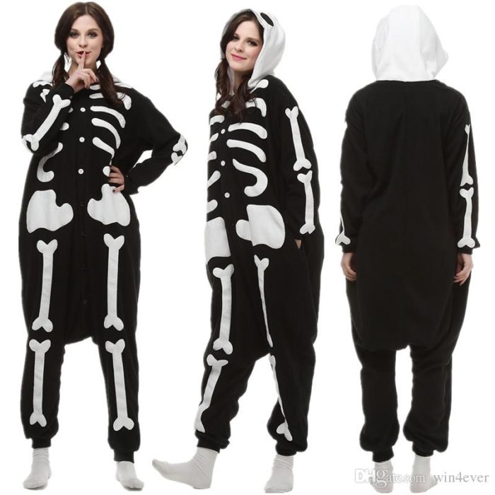 Pijama afelpada de calavera en tono negro con gorro blanco 