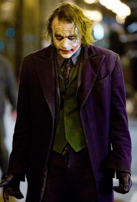 Heath ledger interpretando el personaje de el guasón en la película de Batman 