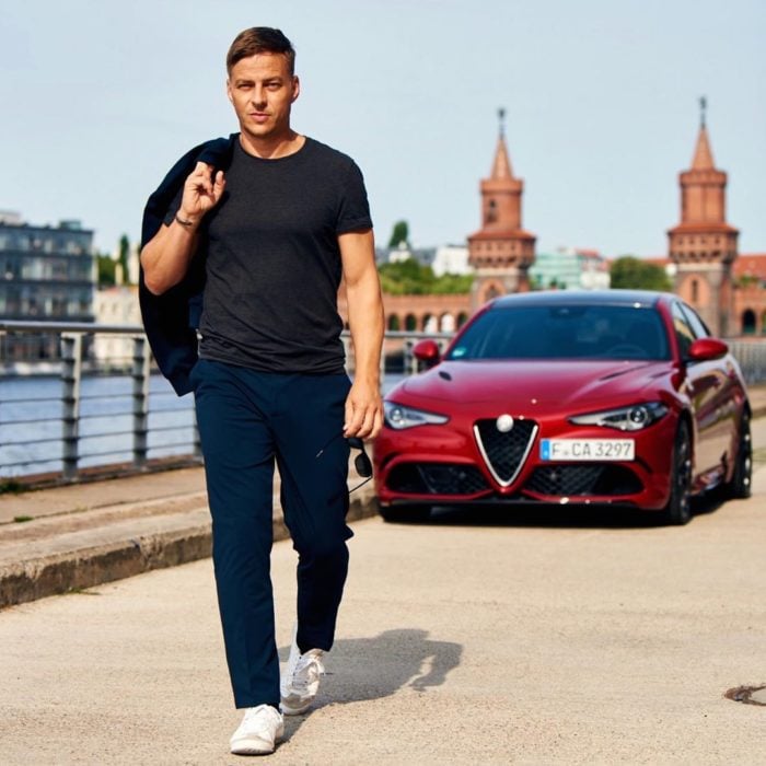 Actor Alemán posando en una sesión de fotos frente a su automóvil 