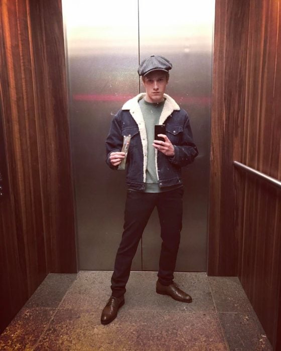 Actor Alemán tomándose una selfie mientras se encuentra en un elevador 