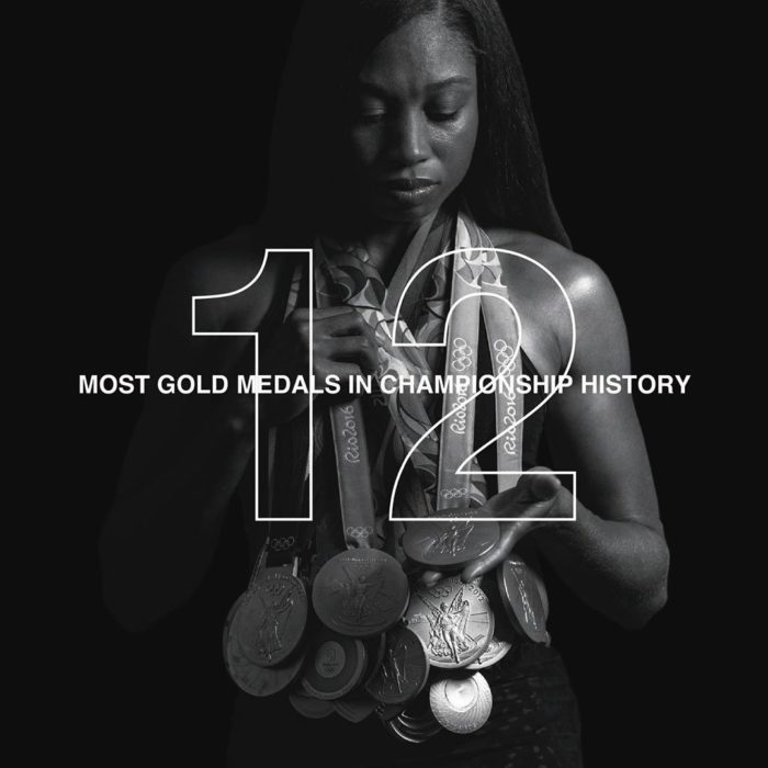 Allyson Felix cargando sus 12 medallas de atletismo mundial 