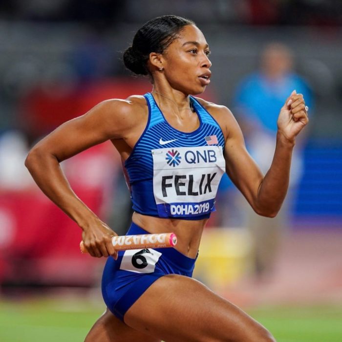 Allyson Felix corriendo durante un campeonato de atletismo 