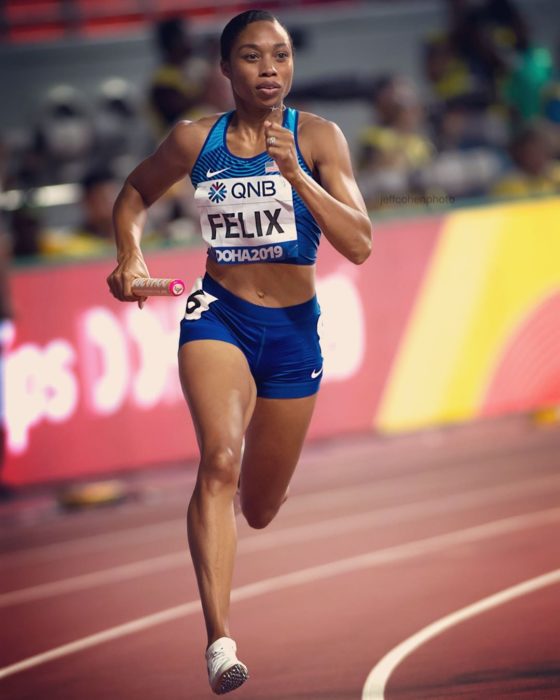 Allyson Felix corriendo durante un campeonato de atletismo 