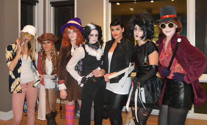 Grupo de siete amigas disfrazadas con los personajes que interpretó Johnny Depp 