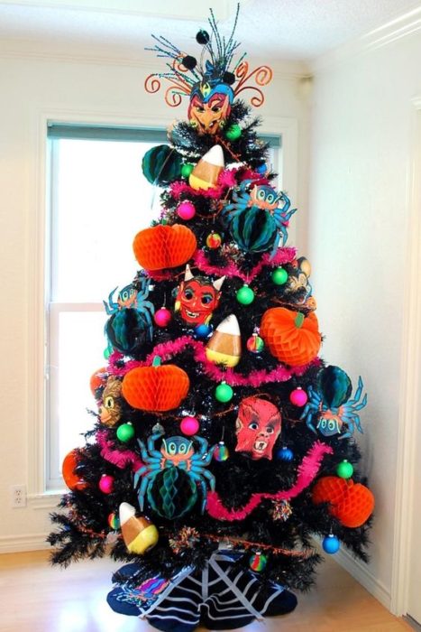 arbol navideño decorado con accesorios de Halloween