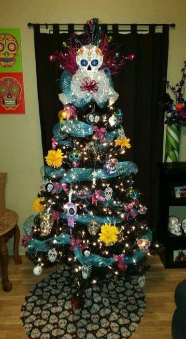 Pino navideño decorado con calaveritas de colores