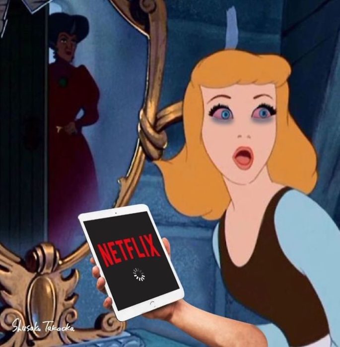 Cenicienta viendo a su madrastra mientras ve Netflix 