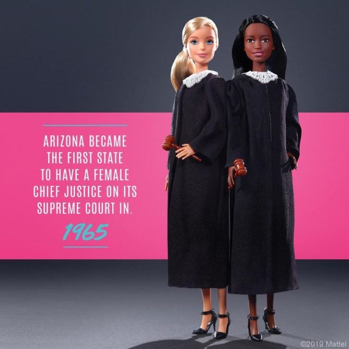 Muñecas Barbie vestidas como juezas 