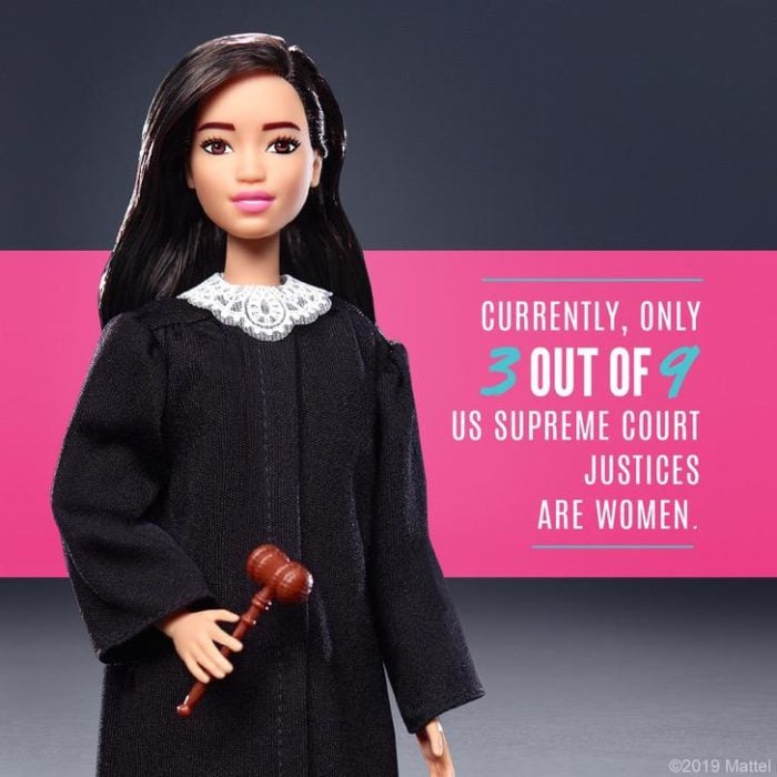 Barbie disfrazada de jueza, nueva muñeca creada por Mattel 