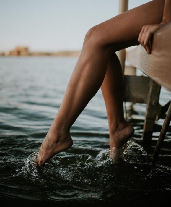 Beneficios del aloe vera o sábila; mujer metiendo los pies y piernas en el mar