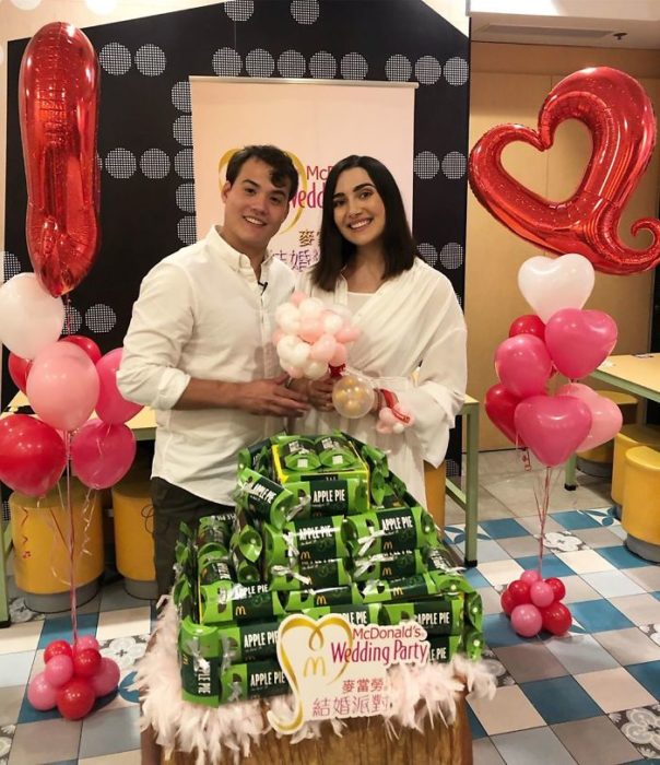 Pareja de novios celebrando su boda en un restaurante McDonald's de hong kong