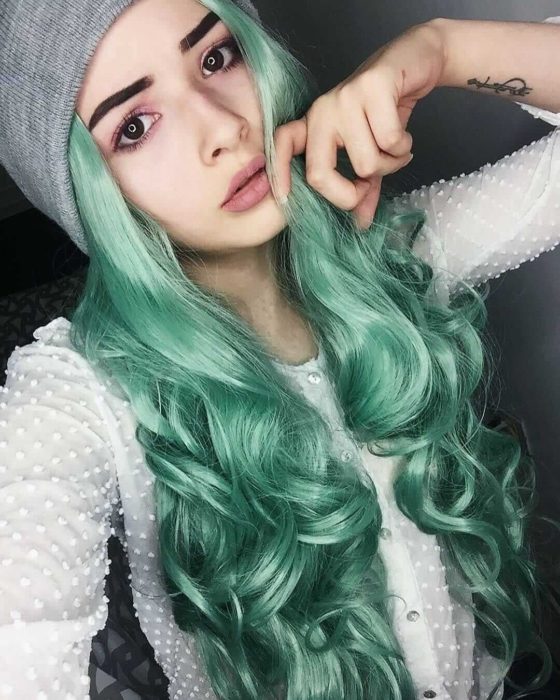 Tinte color verde menta; chica de cabello largo ondulado con gorro