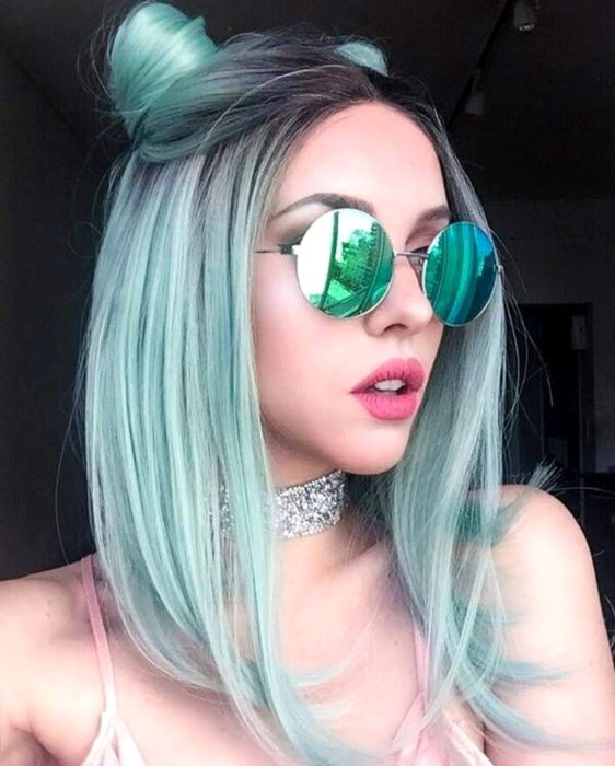 Tinte color verde menta; chica con cabello mediano con chongos estilo Sailor Moon, con lentes redondos de sol