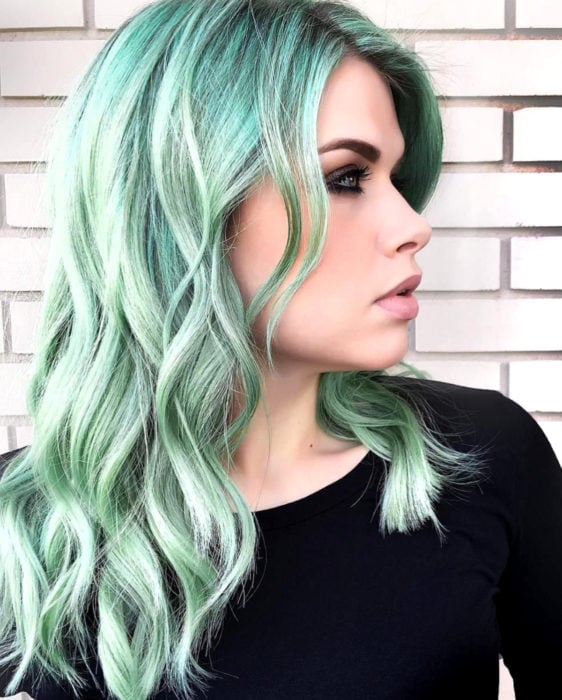 Tinte color verde menta; mujer con cabello largo ondulado
