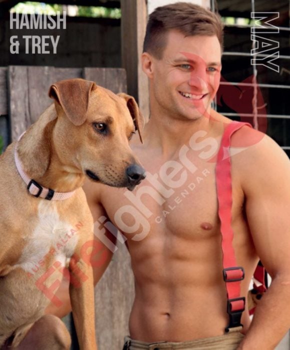 Calendario de bomberos australianos con animales; hombre con perro criollo café