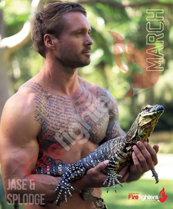 Calendario de bomberos australianos con animales; hombre con tatuajes cargando a una iguana