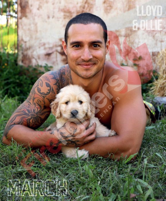 Calendario de bomberos australianos con animales; hombre con tatuajes abrazando a un cachorro golden retriever amarillo