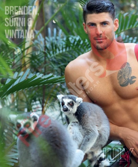 Calendario de bomberos australianos con animales; hombre con tatuajes, ojos azules y dos lémures
