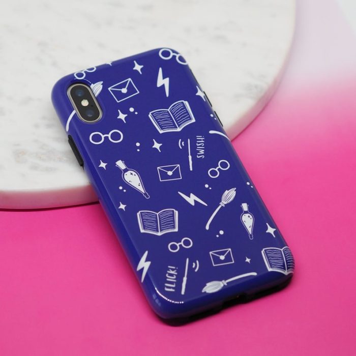 Case para celular en tono morado con diseño de Harry Potter