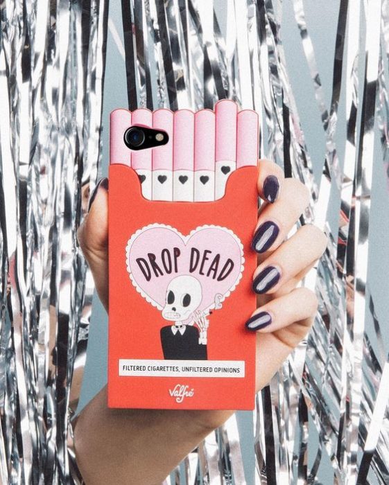 Case para celular con forma de cajetilla de cigarros y calaveras