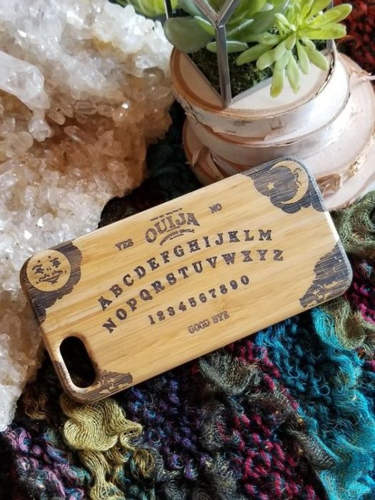 Case para celular con diseño de tabla ouija