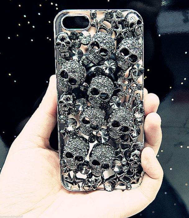 Case para celular con diseño de calaveras con piedras preciosas 