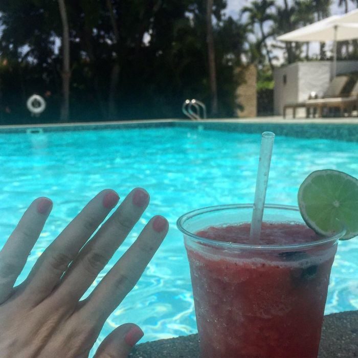 Chica mostrando su mano izquierda para demostrar cómo festeja su soltería 