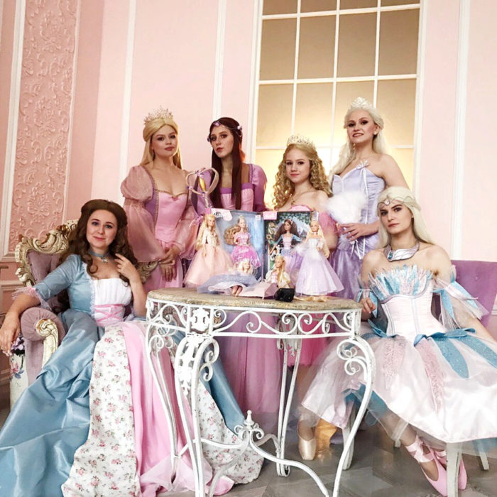 Cosplayers se disfrazan de diferentes películas de Barbie