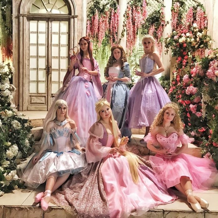 Cosplayers se disfrazan de diferentes películas de Barbie