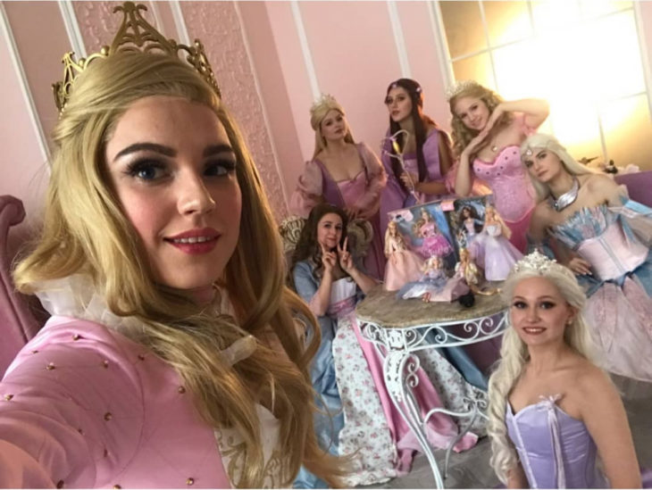 Cosplayers se disfrazan de diferentes películas de Barbie; Annelise, La princesa y la plebeya