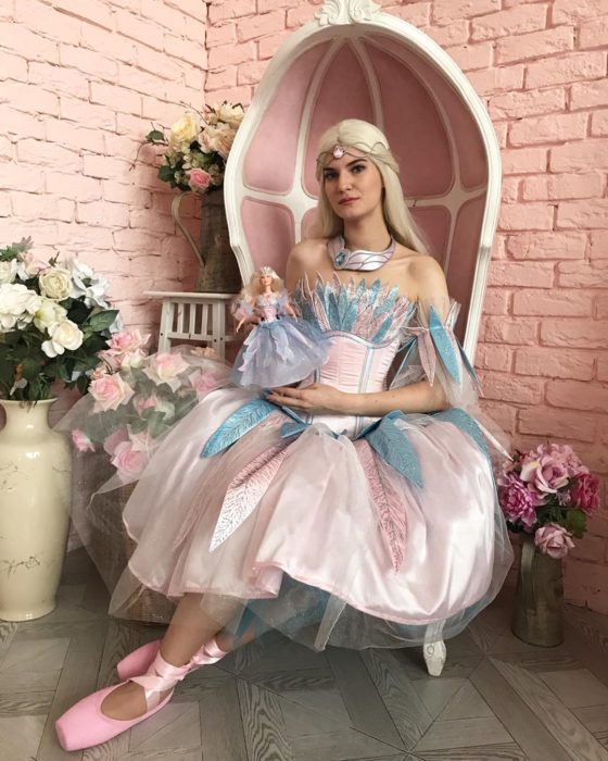 Cosplayers se disfrazan de diferentes películas de Barbie; Odette de El lago de los cinsnes