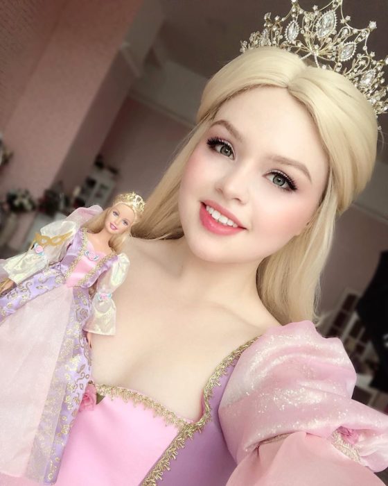 Cosplayers se disfrazan de diferentes películas de Barbie; Rapunzel