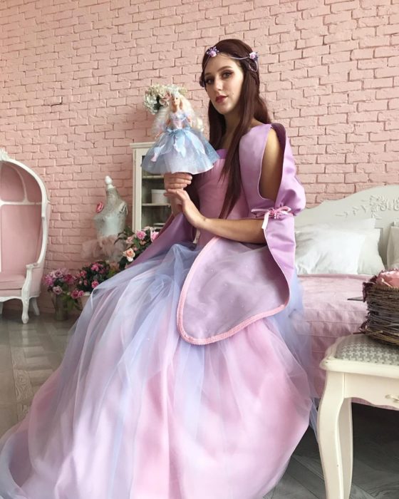 Cosplayers se disfrazan de diferentes películas de Barbie; la Reina de las hadas, El lago de los cisnes 