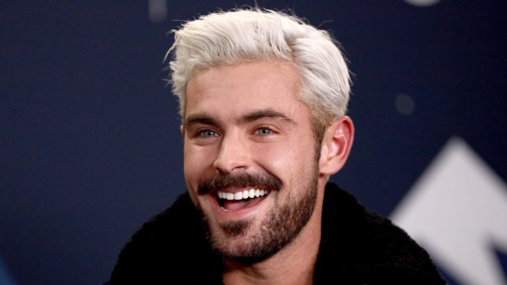 Zac Efro sonriendo con cabello rubio platinado