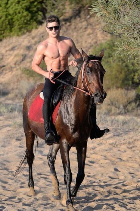 Zac Efron montando a caballo