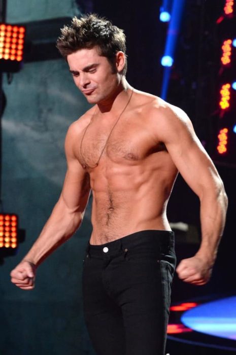 Zac Efron sin camisa con pantalón negro 