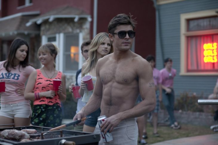 Zac Efron frente a un asador, película buenos vecinos