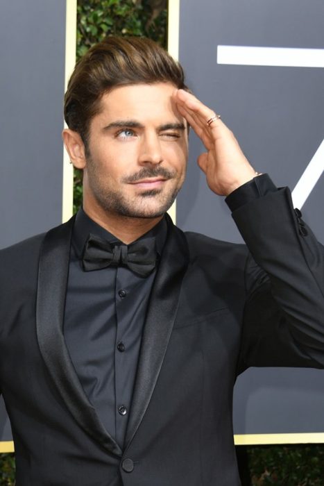 Zac Efron llevando traje sasre