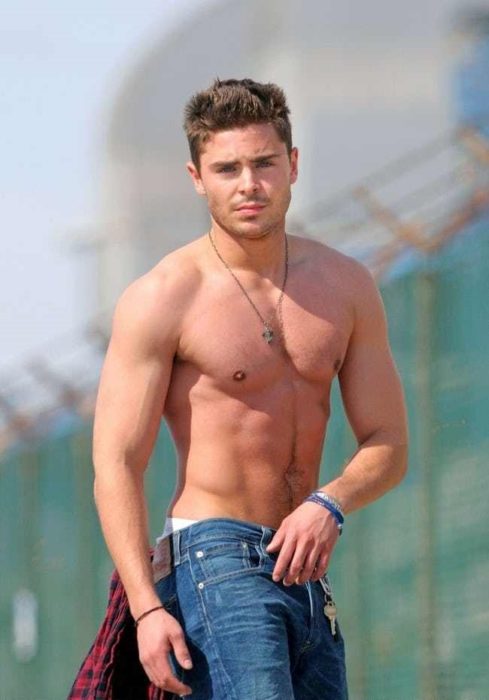 Zac Efron sin camisa paseando por la playa