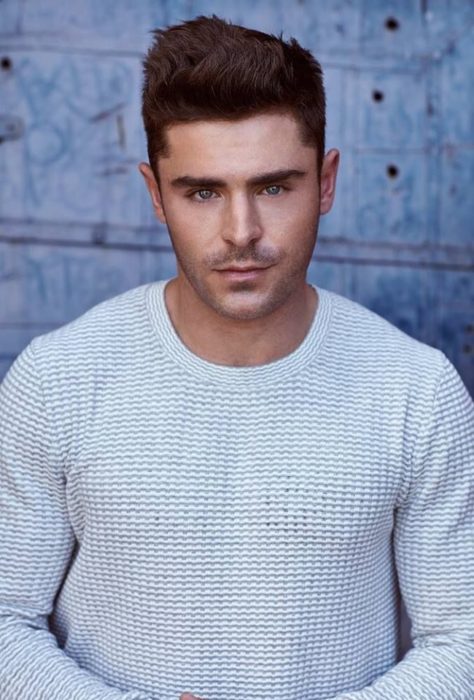 Zac Efron con camisa blanca modelando 