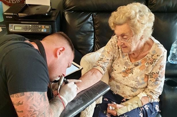 Abuelita haciéndose un tatuaje por primera vez