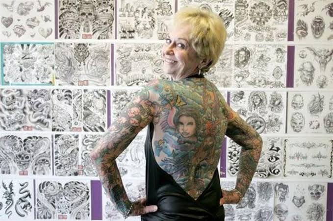 Abuela mostrando su espalda tatuada