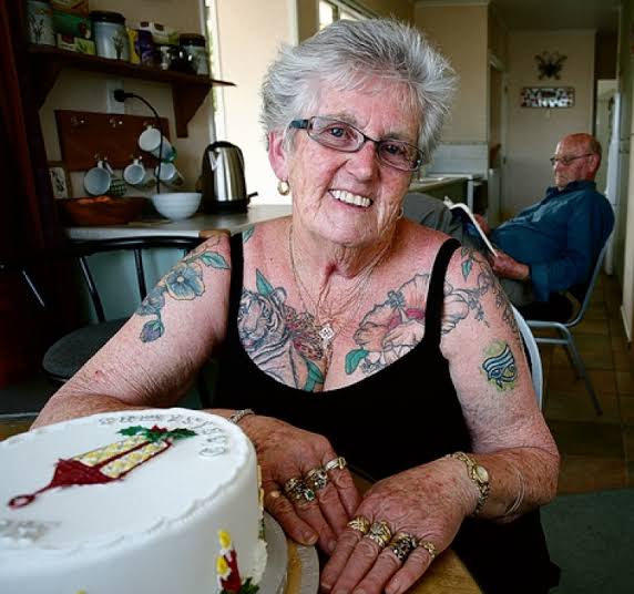Abuela sonriendo mostrando sus tatuajes