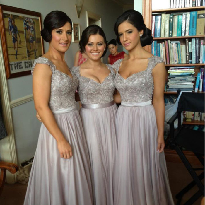 Damas con vestidos en plata